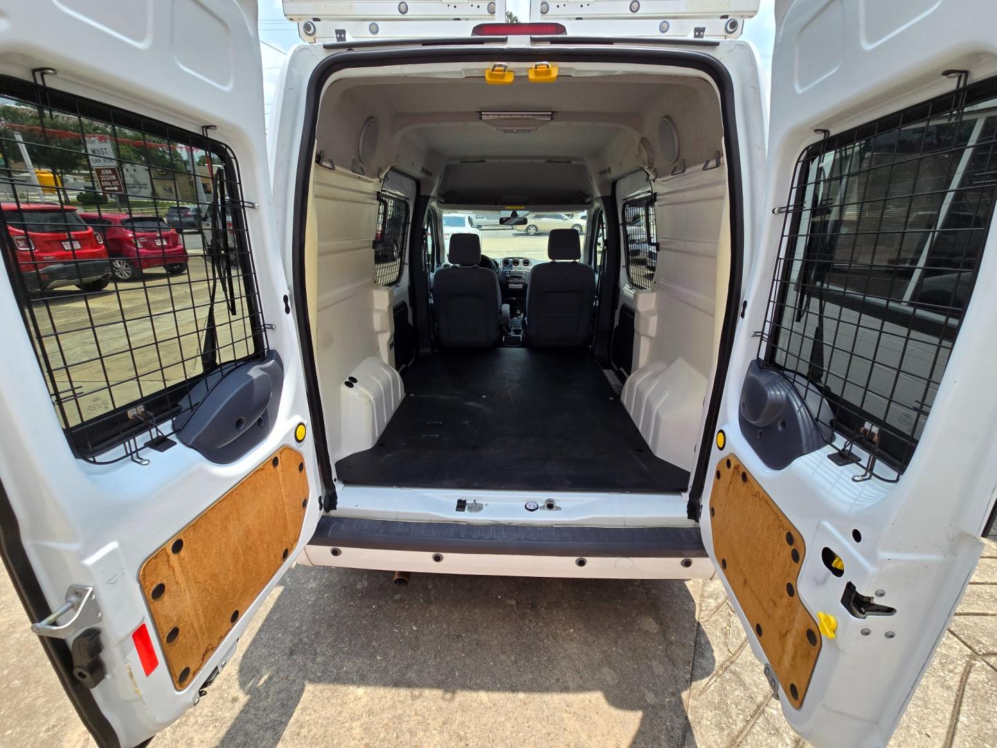 2013 WHITE /BLACK Ford Transit Connect XLT Wagon (NM0KS9BN5DT) with an 2.0L L4 DOHC 16V engine, 4-Speed Automatic transmission, located at 503 West Court, Seguin, TX, 78155, (830) 379-3373, 29.568621, -97.969803 - Photo#7